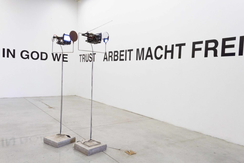 José Osorio. IN GOD WE TRUST. ARBEIT MACHT FREI (El trabajo os hará libres). 2004.